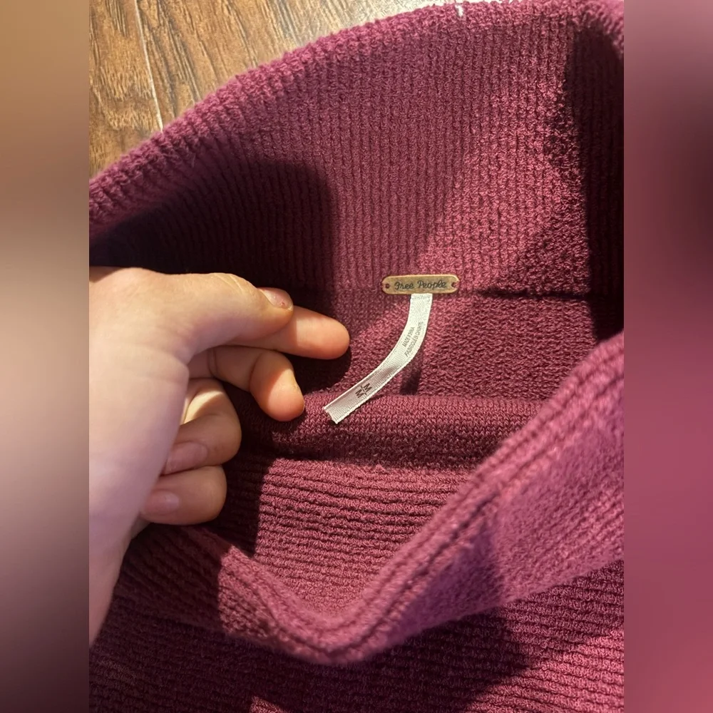 Free People Ottoman Slouchy Tunic Pomegranate Wine Sweater Size Medium - Picture 3 of 3